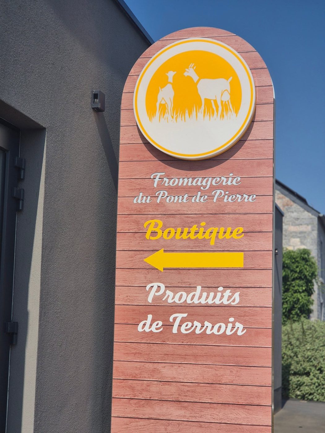 Enseigne de la boutique « Fromagerie du Pont de Pierre, Produits de Terroir » à Vodecée