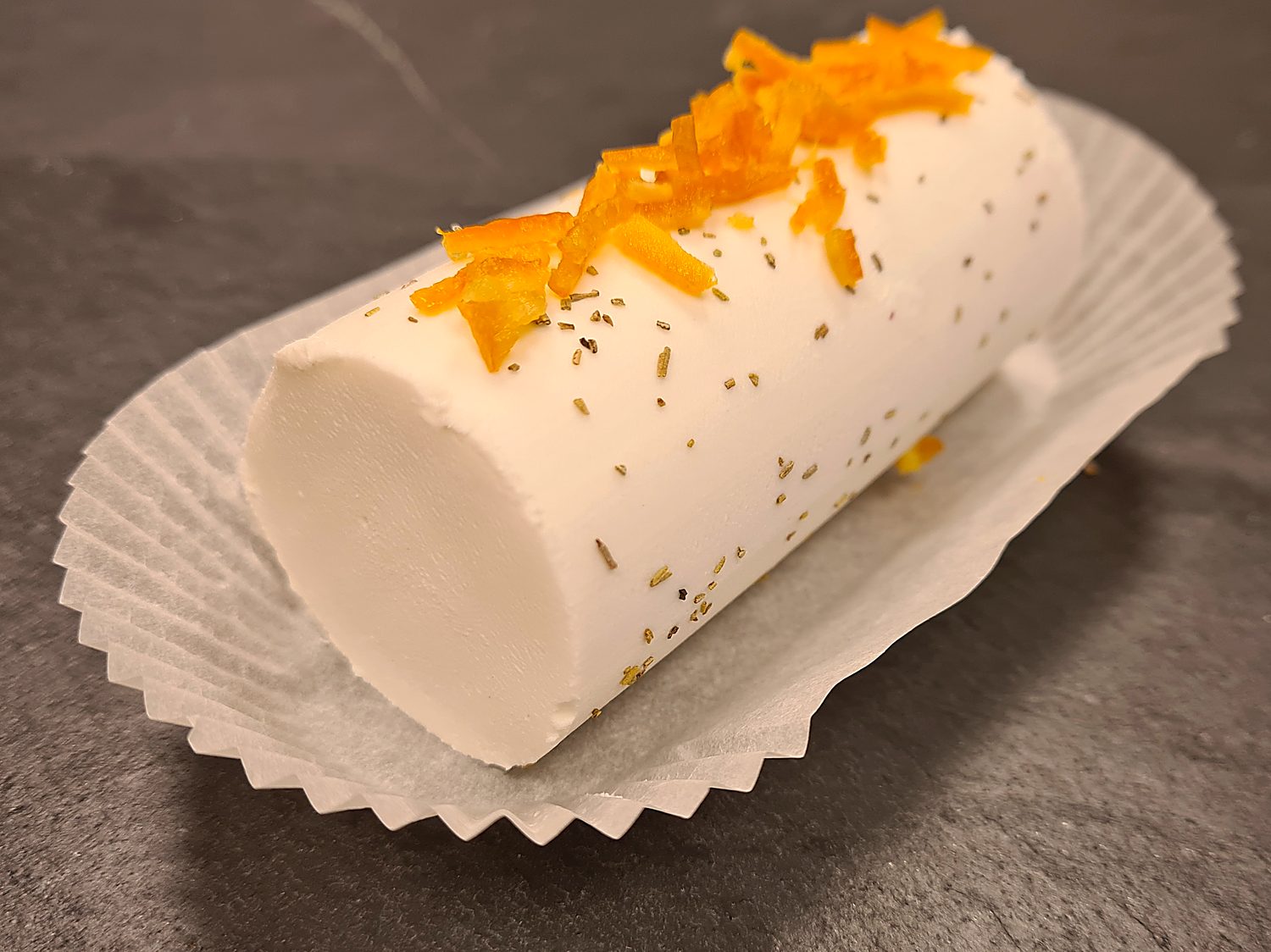 Bûche de chèvre frais à l'orange confite et aux fines herbes, à trancher