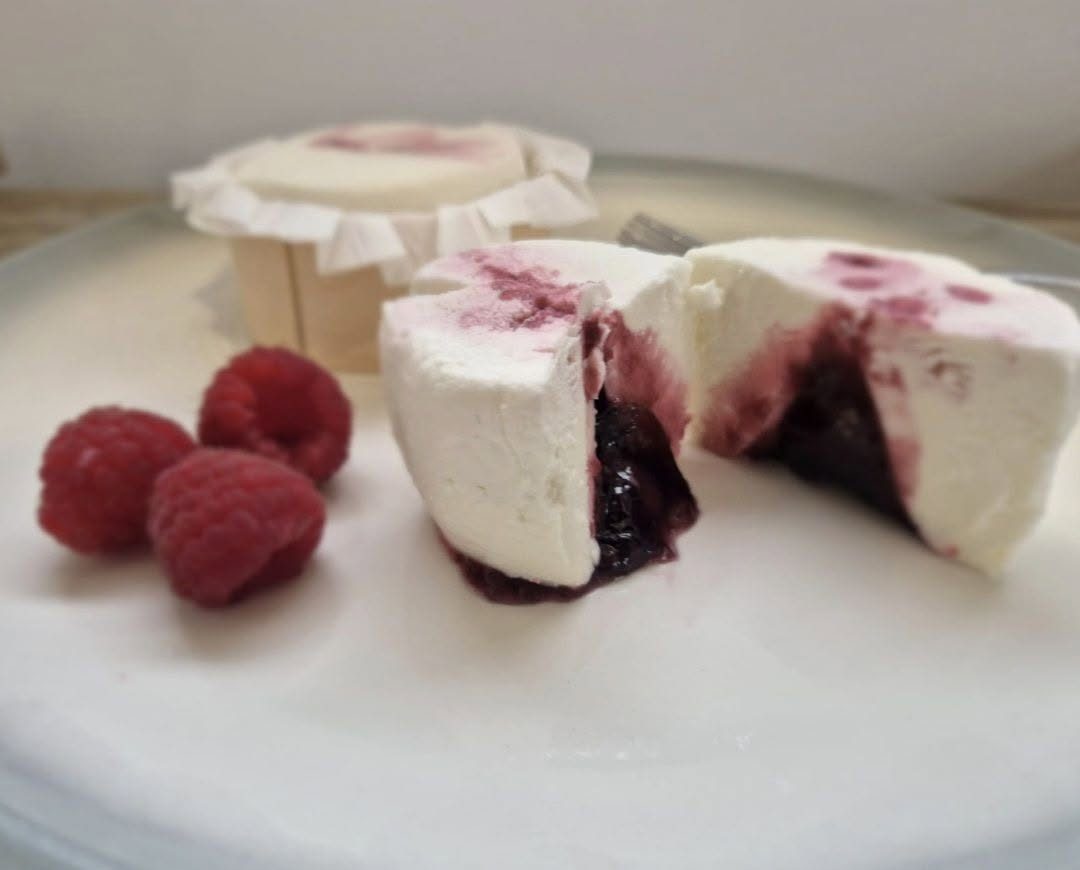 Dessert au fromage de chèvre frais et coulis de fruits rouges avec des framboises